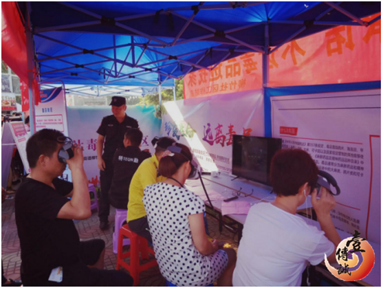 深圳西鄉(xiāng)柳竹社區(qū)居民在體驗(yàn)VR禁毒模擬系統(tǒng) 1