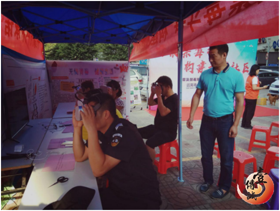 深圳西鄉(xiāng)柳竹社區(qū)居民在體驗(yàn)VR禁毒模擬系統(tǒng) 2